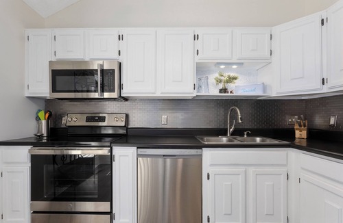 Waldron House | Spacious 2BR Townhouse | 2-Story | Detached Garage I Seasonal Pool