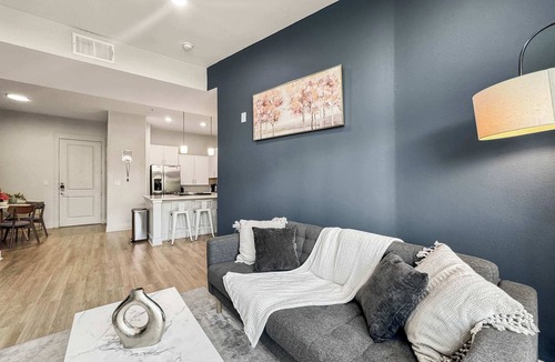 Deep Ellum Apartment | Spacious 2BR2BA Stay Deep Ellum w/Pool Gym Parking