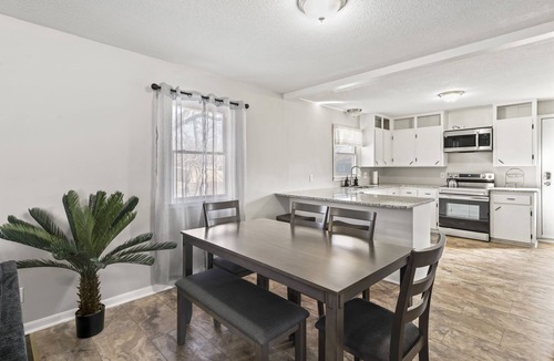 Baldwin City House | Spacious 3 bedroom home in Baldwin City, great for families & friends!