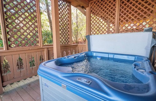 Smoky Mountains Cabin | *Spacious 3BD Cabin w/VIEWS! Hot Tub + Games!*