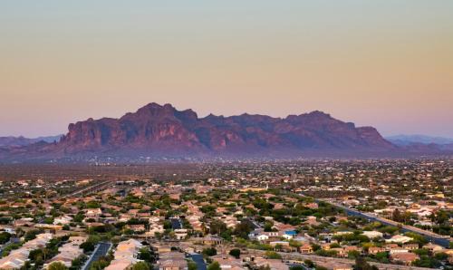 Apache Junction House | Spacious 3BR Retreat - Mountain Views