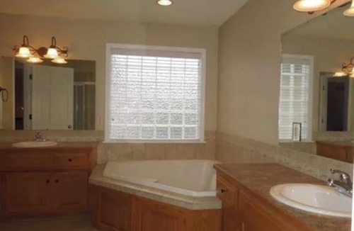 Lawrence House | Spacious 4-bedroom house in amazing Lawrence with AC and fitness room