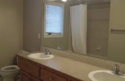 Lawrence House | Spacious 4-bedroom house in amazing Lawrence with AC and fitness room