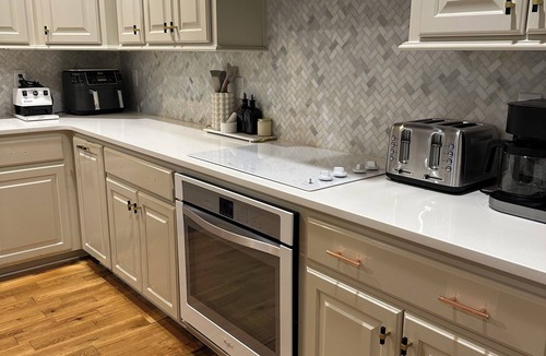 Bucyrus House | Spacious 5-bedroom house in brilliant Overland Park with AC. Ideal for Major International Sporting Event Cup