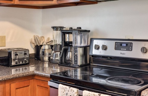 Colerain Township House | Spacious 5-bedroom house in Cincinnati with Wi-fi, Fully Equipped Kitchen