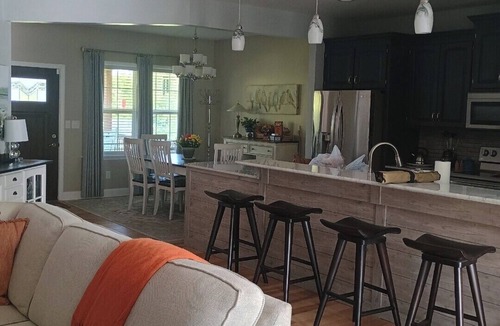 Oak Grove House | Spacious 5-bedroom house in beautiful Oak Grove with AC