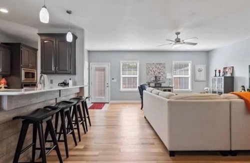 Oak Grove House | Spacious 5-bedroom house in beautiful Oak Grove with AC