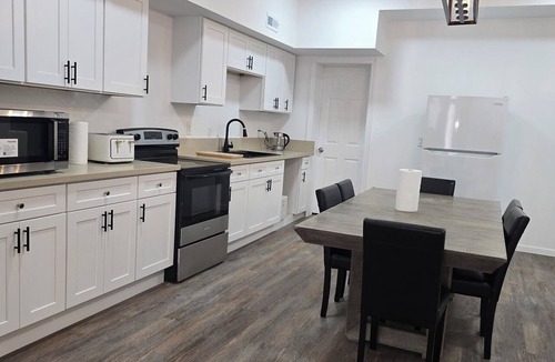 Clifton Heights House | Spacious 6-bedroom building with AC in serene Cincinnati