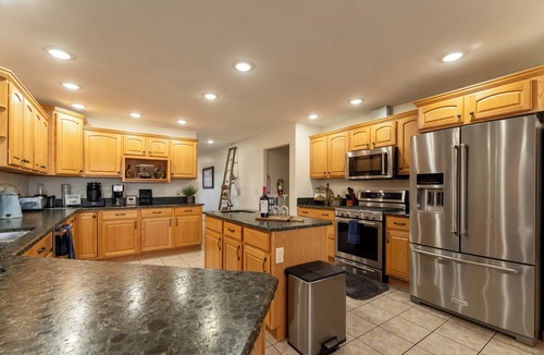 Lander House | Spacious 6 Bedroom Family Home in Lander - Hot Tub, Deck, Garage