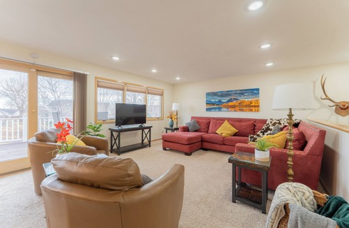Lander House | Spacious 6 Bedroom Family Home in Lander - Hot Tub, Deck, Garage