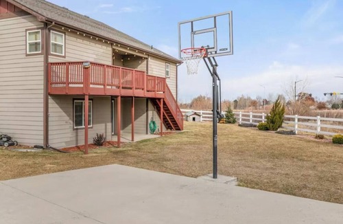 Greeley House | Spacious 6-bedroom house in the heart of Greeley