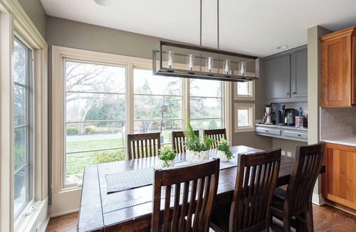Lea Manor House | Spacious 6-bedroom house mins from WC Venues with putting green and gym