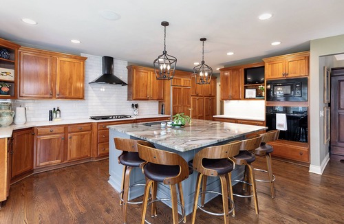Lea Manor House | Spacious 6-bedroom house mins from WC Venues with putting green and gym