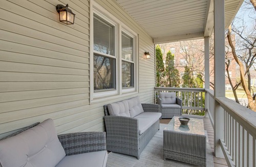 Ravenswood Condo | Spacious Chicago Group Home! Walk to Train & Eats