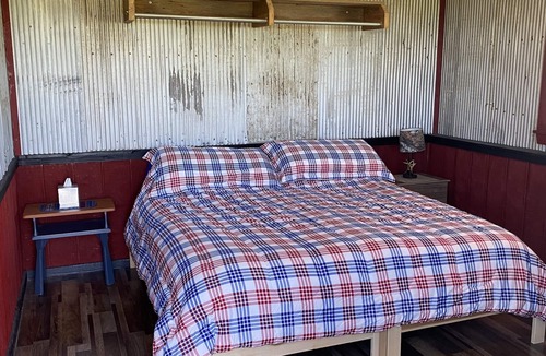 Greenwich Cabin | Spacious Country Lodge sunsets,fire pit,outdoor patio,private balcony VIP room