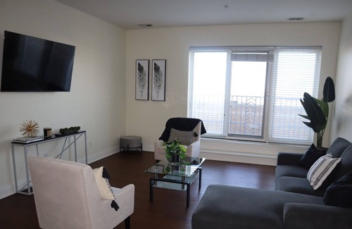 Market East District Apartment | Spacious downtown Indy Apt.2Rm Free Parking