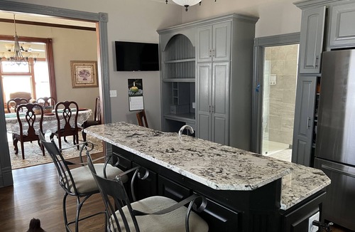 Dundee-Happy Hollow Historic District House | Spacious Dundee Apartment w/5 rooms - Walk to UNMC