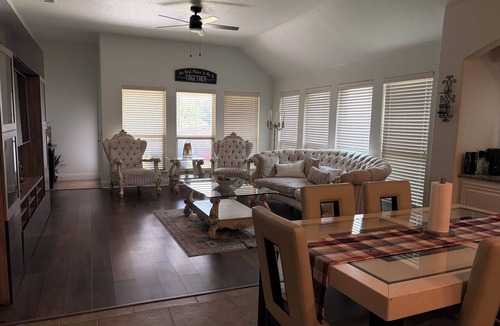 Midlothian House | Spacious Executive Retreat - Sleeps 8+