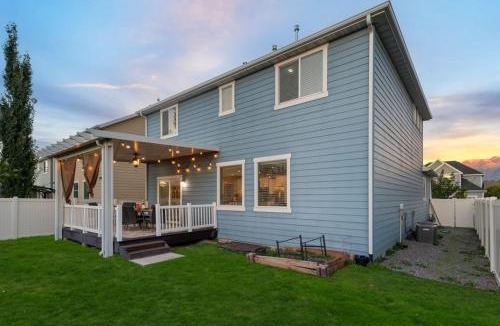 South Jordan House | Spacious Family Retreat Near Ski Resorts