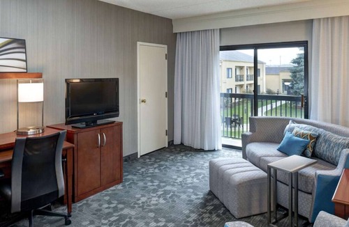 Brookfield House | Spacious Good-Value Accommodation! 2 Relaxing Units, Indoor Pool, Pets Allowed!