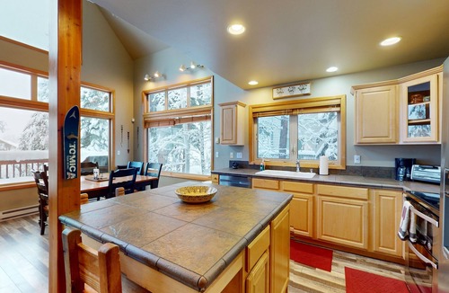McCall Cabin | Spacious Home on Golf Course with Private Hot Tub & Shared Pool