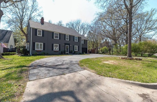 Topeka House | Spacious House w/King Bed—Near Washburn & Capital