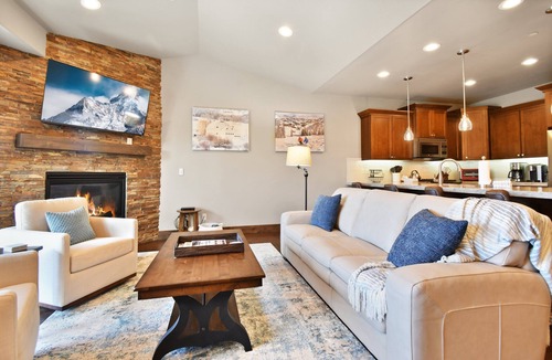 Snowbird House | Spacious Jordanelle Retreat, Minutes to Deer Valley and Park City, Private Hot Tub, Mountain View