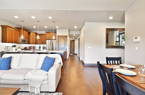 Snowbird House | Spacious Jordanelle Retreat, Minutes to Deer Valley and Park City, Private Hot Tub, Mountain View