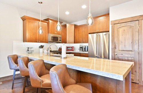 Snowbird House | Spacious Jordanelle Retreat, Minutes to Deer Valley and Park City, Private Hot Tub, Mountain View