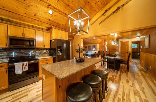 Tomahawk House | Spacious Lakefront Lodge, Kayaks/Canoes Included! Pet Friendly!
