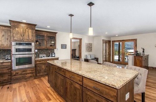 Estes Park Cabin | Spacious Luxury Pet-Friendly Cabin with Spectacular Continental Divide Views in Estes Park, Colorado