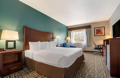 Topeka Hotel | Spacious Luxury Rooms, Indoor Pool/Spa & Free Breakfast Near Topeka Attractions