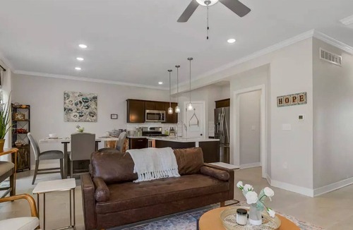 Waldron House | Spacious Luxury Townhouse within 15 Miles of MCI, Zona Rosa and Legends outlet