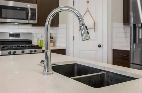 Waldron House | Spacious Luxury Townhouse within 15 Miles of MCI, Zona Rosa and Legends outlet