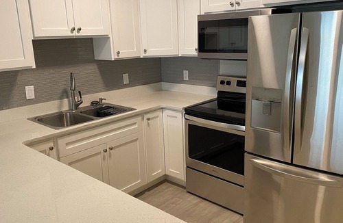 Highland House | Spacious & Modern 2-Bedroom Basement Apartment w/Natural Light & Prime Location