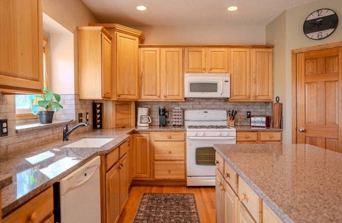 Rosemount House | Spacious Modern 5-Bed Home – Near Twin Cities
