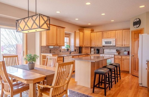 Rosemount House | Spacious Modern 5-Bed Home – Near Twin Cities