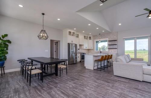 North Mankato House | Spacious Modern Retreat Sleeps 8