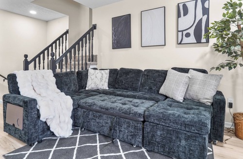 Olathe Condo | Spacious Olathe Family Home 4BR 3Baths Sleeps 12 Big group