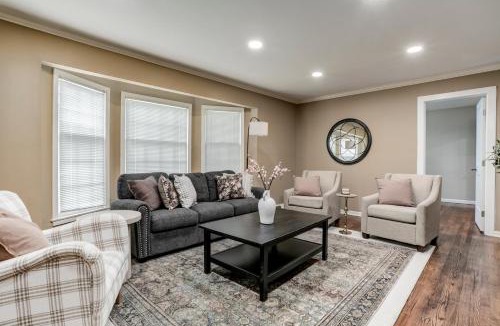 Prairie Village House | Spacious Overland Park Home Walk to Dining 20 Min to Stadium