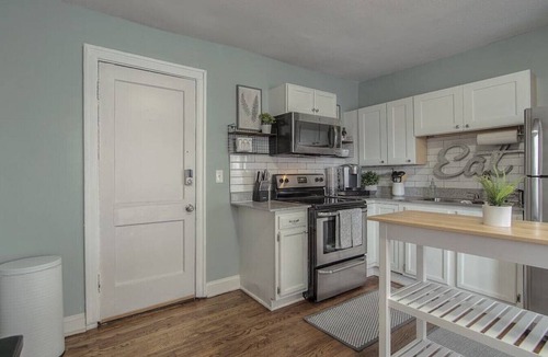 Southmoreland Apartment | Spacious Plaza Stay: 1bd/1ba
