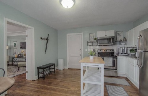 Southmoreland Apartment | Spacious Plaza Stay: 1bd/1ba