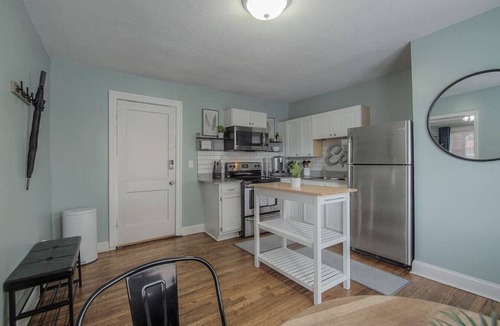 Southmoreland Apartment | Spacious Plaza Stay: 1bd/1ba