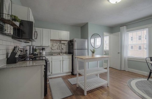 Southmoreland Apartment | Spacious Plaza Stay: 1bd/1ba
