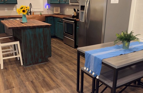 Sullivan House | Spacious Private Studio Attached Garage WasherDryer Wi-Fi