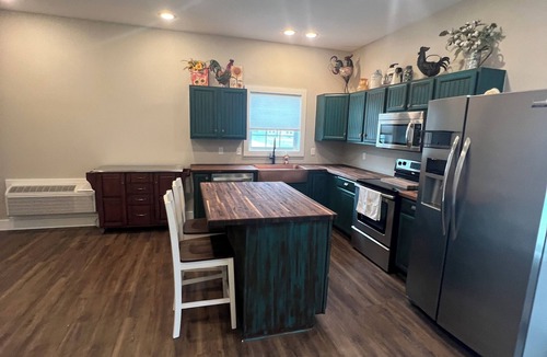 Sullivan House | Spacious Private Studio Attached Garage WasherDryer Wi-Fi
