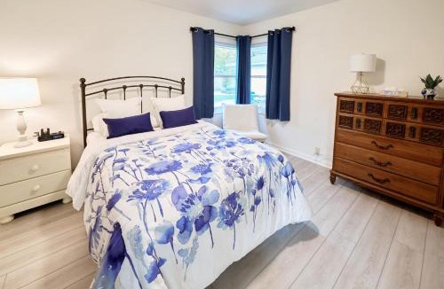 Sheridan House | Spacious Retreat Fenced Yard & Patio Walk Downtown