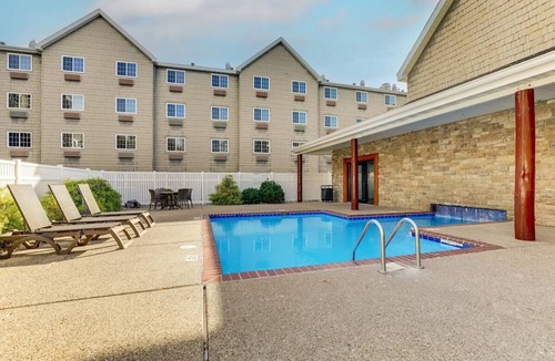 Johnston Hotel | Spacious Stay w/Pool and Hot tub Access | 0.5 mi to De Rice Asian Cuisine