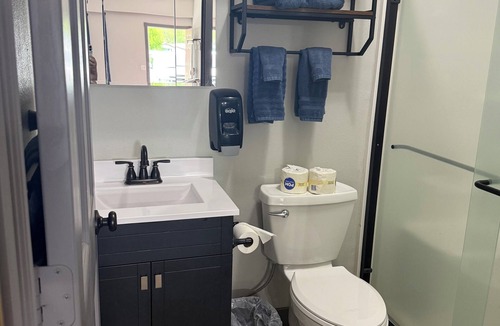 Eddyville Cabin | Spacious Studio lodge Suite w/2 beds & full kitchen in charming Eddyville