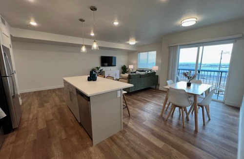 Draper Apartment | Spacious Tropical Themed 2bd 2ba